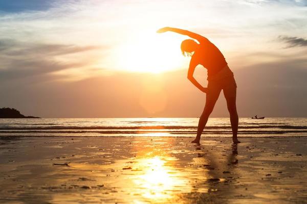 exercice de remise en forme sur une plage