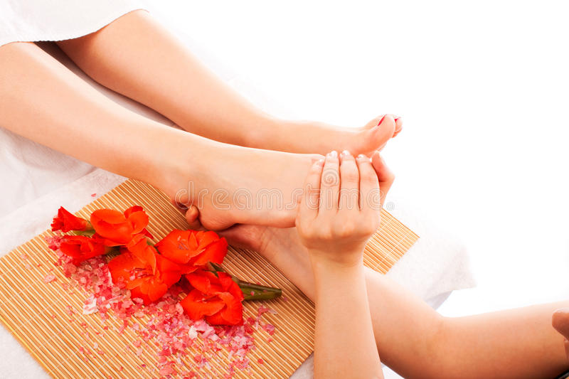 massage des pieds avec roses rouges