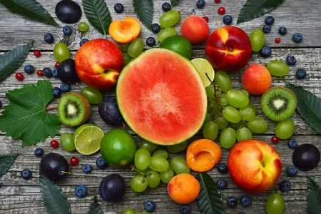 quelques fruits posés sur une table